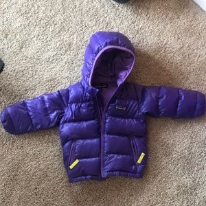 Patagonia girls 6-12M puff jacket. In great condition and extremely warm!